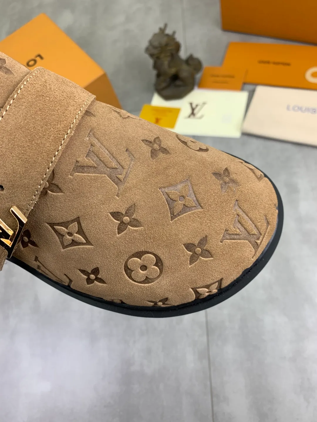 Men's Men's Shoes P480 New Couple Style LV Louis Vuitton L Family Donkey Brand Latest Easy Series Birkenstock Baotou Thick Sole Wool Slippers Sandals Original purchase, development and production This LV Easy sandal is made of suede cow leather, with Monogram pattern to highlight the trendy style. Adjustable straps with illuminated LV letters, flexible insoles and micro outsoles provide a light and comfortable experience. Exquisite packaging at the delivery counter 🛍📦 ▪️Fabric: Original custom imported first-layer cowhide ▪️Inner lining: Original customized warm wool lining ▪️Outsole: Original open-molded rubber foam material ▪️Sole thickness: 4CM ▪️Size: Men and women 35-45